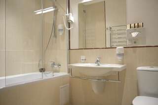 Отель Отель Reikartz Харьков Харьков Улучшенный двухместный номер с 2 отдельными кроватями-1